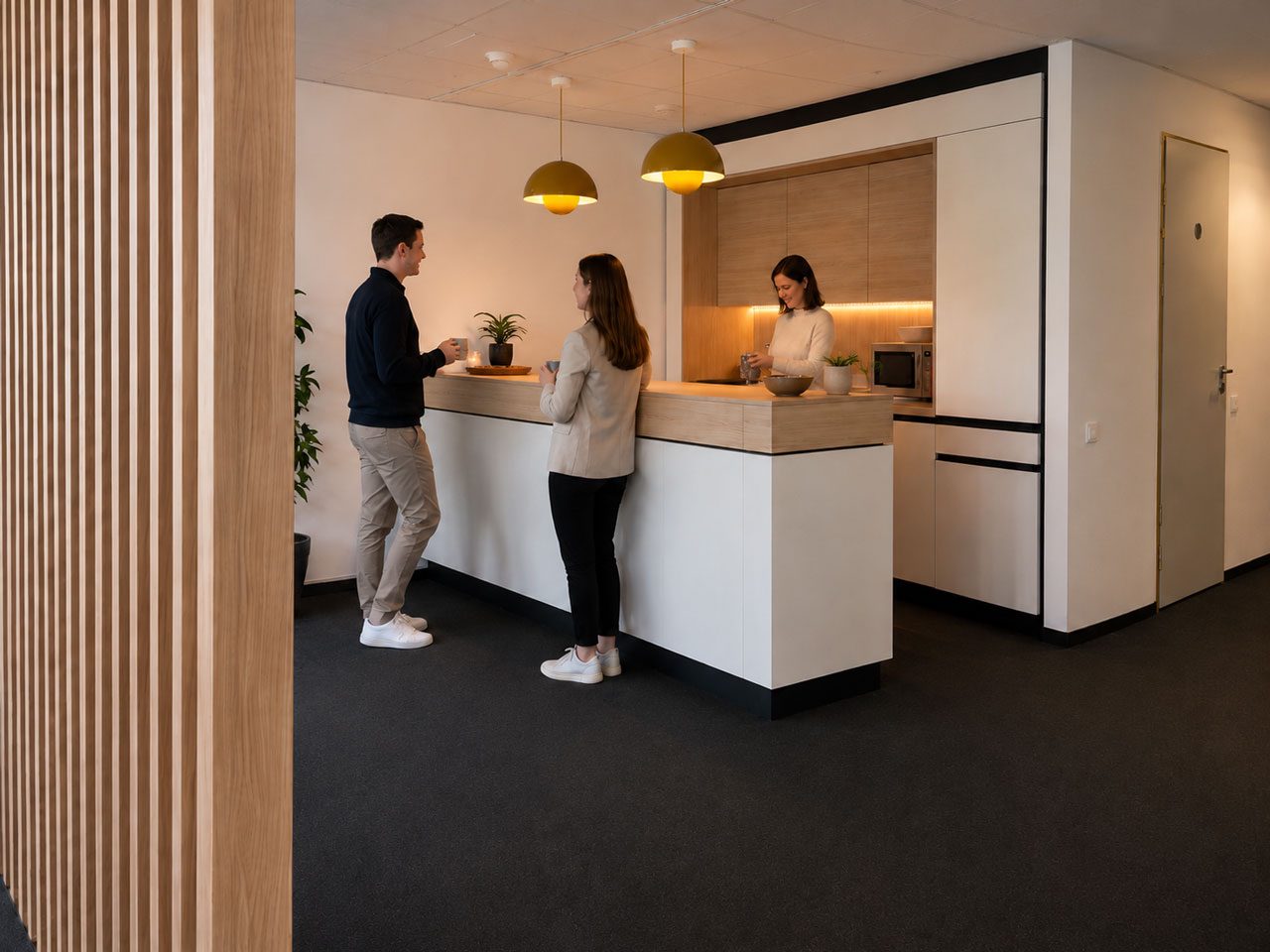 Coffee Point: drei Personen stehen an einem Tresen aus hellem Holz, darüber zwei gelbe Kugelleuchten, links eine Wand aus Holzlamellen