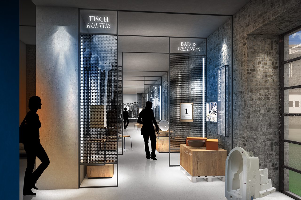 Ausstellungsgang mit Vitrinen hinter Metallgittern, Besucher als Silhouetten, rechts eine Backsteinmauer