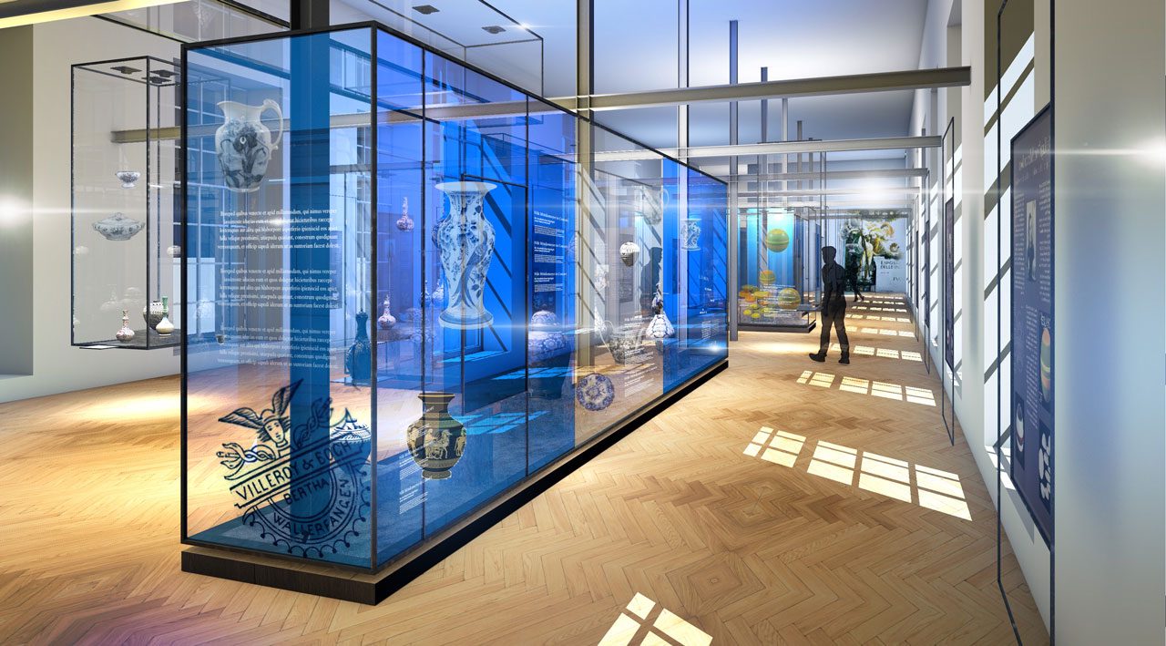 Gläserne Vitrinenwand in Blau mit Keramikobjekten, dahinter ein heller Ausstellungsraum